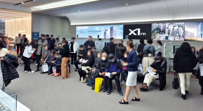 지난해 7월 분양된 대구 수성구의 한 견본주택을 찾은 방문객 모습. /뉴스1