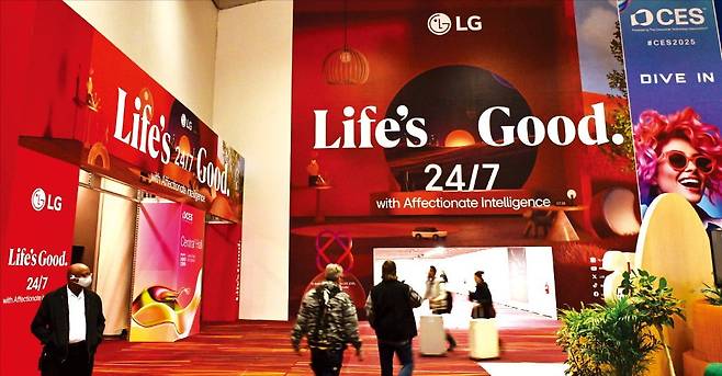 < 올 CES 주제는 ‘다이브 인’ > 세계 최대 IT·가전 전시회 ‘CES 2025’가 ‘다이브 인’(Dive In·몰입)을 주제로 7~10일(현지시간) 나흘간 미국 라스베이거스에서 열린다. 메인 행사장인 라스베이거스컨벤션센터의 LG전자 전시관 입구에 ‘인간 공감형 AI’를 상징하는 대형 광고물이 붙어 있다. LG전자 제공