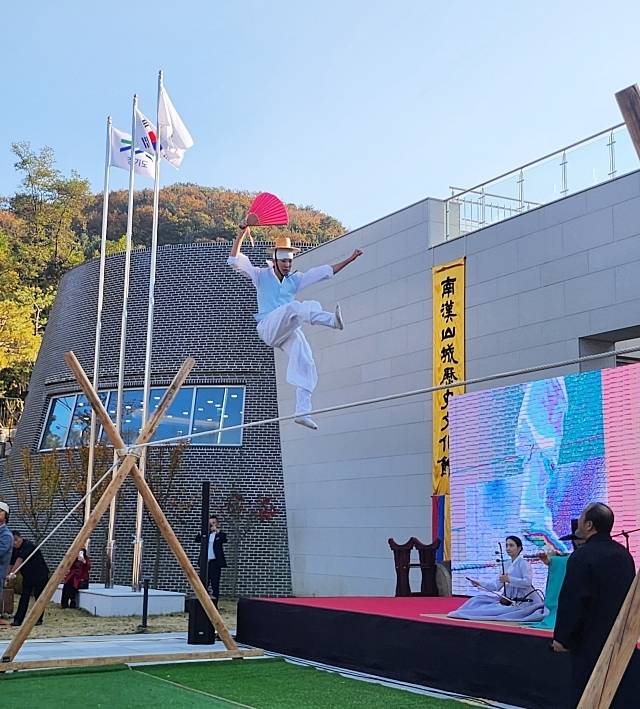 줄타기 이수자 한산하씨가 지난해 10월31일 남한산성역사문화관 개관식에서 줄타기를 선보이고 있다. 김보람기자