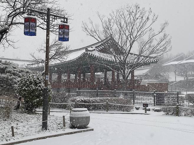 서울에 대설주의보가 발효된 5일 오전 서울 중구 남산골 한옥마을에 많은 눈이 내리고 있다. <윤인하 기자>