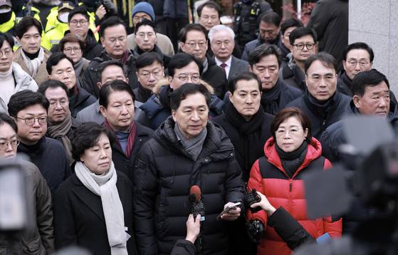 국민의힘 김기현 의원을 비롯한 소속 의원들이 6일 서울 용산구 대통령 관저 앞에 모인 취재진에게 입장을 밝히고 있다. 〈사진=공동취재〉