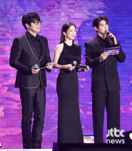 성시경 문가영 차은우가 4일 오후 일본 페이페이 돔 후쿠오카에서 열린 '제39회 골든디스크 어워즈-음반 부문' MC를 맡아 진행하고 있다. 특별취재반 / 2025. 01. 04/