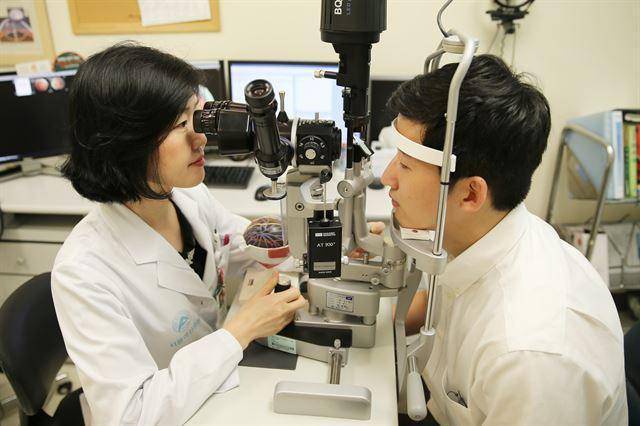 녹내장 여부를 확인하기 위해 눈 검사를 하고 있다. 한국일보 자료사진