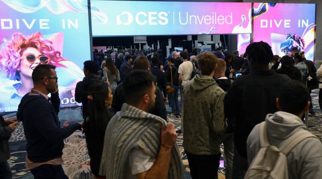 세계 최대 전자·정보기술(IT) 전시회 ‘CES 2025’ 개막을 이틀 앞둔 5일(현지 시간) 미국 네바다주 만달레이베이에서 열린 ‘CES 언베일드’에 취재진 등이 입장하기 위해 줄지어 있다. 라스베이거스=성형주 기자