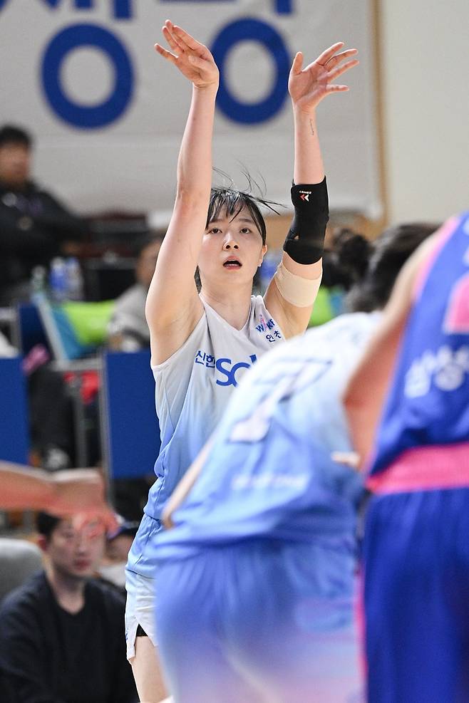 ▲ 이번 시즌을 앞두고 용인 삼성생명 인천 신한은행으로 이적한 신이슬이 친정팀을 맞아 맹활약했다 ⓒ WKBL