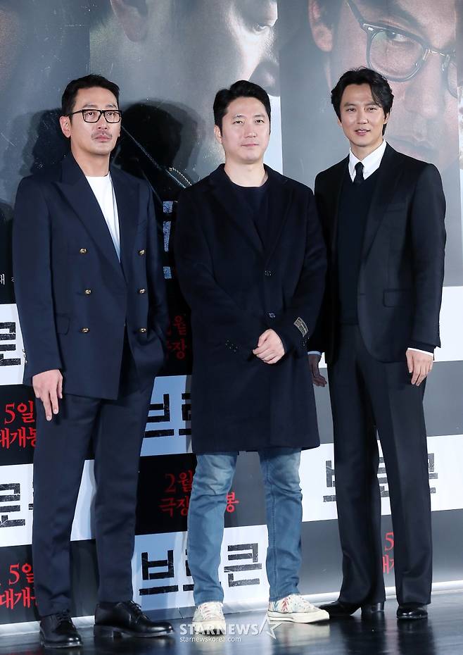 김진황 감독(가운데), 배우 하정우, 김남길이 6일 오전 서울 광진구 롯데시네마 건대입구에서 진행된 영화 '브로큰' 제작보고회에 참석해 포즈를 취하고 있다. '브로큰'은 시체로 돌아온 동생과 사라진 그의 아내, 사건을 예견한 베스트셀러 소설까지, 모든 것이 얽혀버린 그날 밤의 진실을 밝히기 위해 끝까지 달려가는 민태(하정우 분)의 분노의 추적을 그린 이야기. 오는 2월 5일 개봉. 2025.01.06 /사진=김창현 chmt@