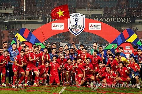 김상식 감독이 이끄는 베트남 축구 대표팀이 지난 5일(한국시간) 태국 방콕에 있는 라자망갈라 스타디움에서 열린 대회 결승 2차전에서 3-2로 승리했다. 앞서 2일 홈인 베트남 비엣찌에 있는 푸토 경기장에서 2-1로 승리한 베트남은 1, 2차전 합계 5-3으로 승리하며 대회 우승을 차지했다. 연합뉴스