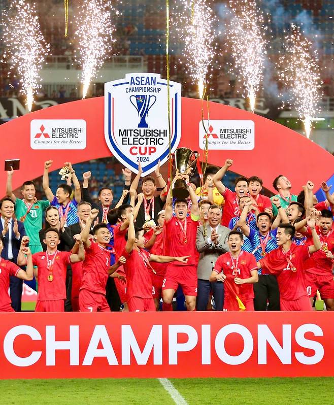 김상식 감독이 이끄는 베트남 축구 대표팀이 지난 5일(한국시간) 태국 방콕에 있는 라자망갈라 스타디움에서 열린 대회 결승 2차전에서 3-2로 승리했다. 앞서 2일 홈인 베트남 비엣찌에 있는 푸토 경기장에서 2-1로 승리한 베트남은 1, 2차전 합계 5-3으로 승리하며 대회 우승을 차지했다. 베트남