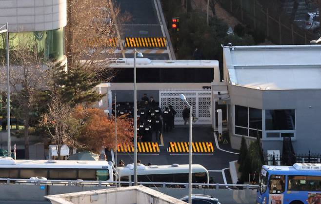 지난 3일 서울 용산구 관저 앞에서 경찰과 공수처 수사관 등이 정문 진입을 위해 대기하고 있다.(사진=뉴시스)