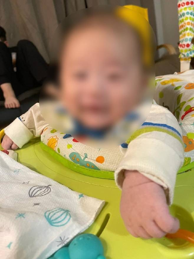 병원비를 해결하지 못해 태어난 지 2개월 만에 출생신고를 하게 된 여덟째 승우가 환하게 웃고 있다. /이랜드복지재단