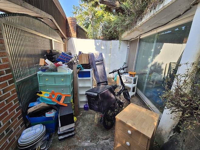 가정폭력을 일삼던 아버지는 아이들의 짐을 집 안에 들이지 못하게 했다. 8자매의 옷가지가 집 밖에 방치되어 있다. /이랜드복지재단