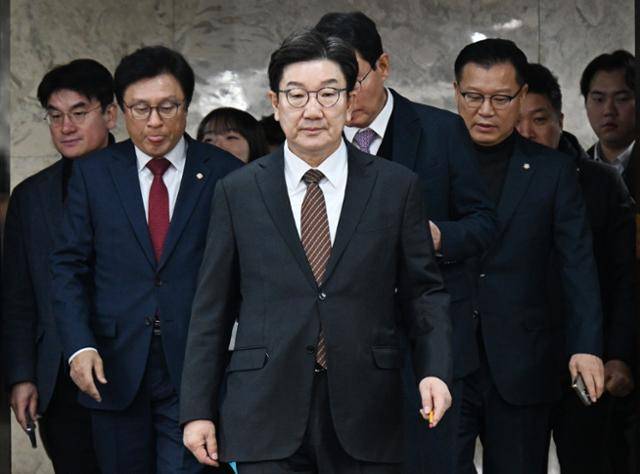 권성동 국민의힘 원내대표가 7일 국회에서 열린 원내대책회의에 참석하고 있다. 고영권 기자