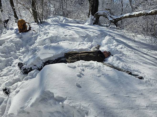 설산에서는 풍성한 눈밭에 눕는 낭만을 놓칠 수 없다.