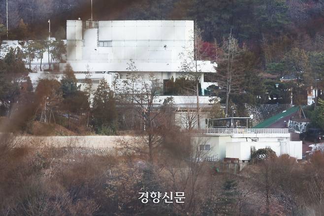 법원이 윤석열 대통령에 대한 체포영장을 다시 발부한 7일 서울 용산구 한남동 대통령 관저에 적막감이 맴돌고 있다. 한수빈 기자