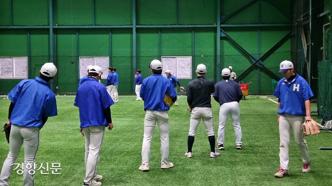 한일장신대 야구부 선수들이 지난해 말 충북 보은의 연습 시설에서 훈련을 하고 있다. 보은 | 배재흥 기자