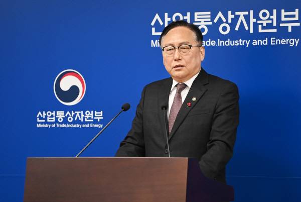 정인교 산업부 통상교섭본부장이 7일 정부세종청사에서 브리핑을 갖고 지난해 해외 플랜트 수주 실적 등을 발표하고 있다. 산업부 제공