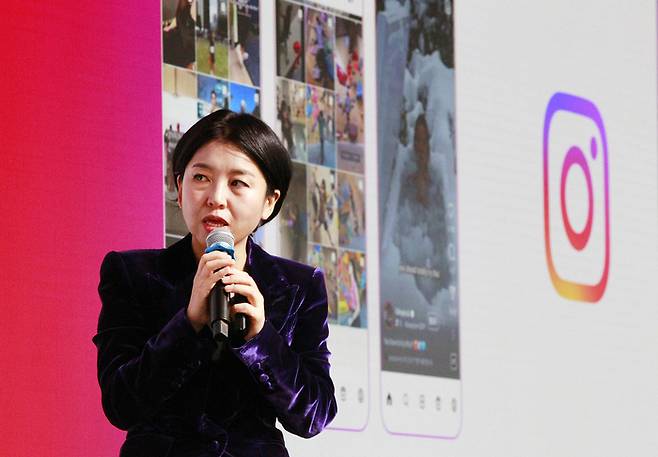 2024년 인스타그램 연말결산 간담회에서 발표하고 있는 정다정 인스타그램 홍보 총괄. 인스타그램