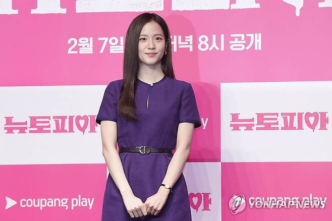 사랑스러운 지수 (서울=연합뉴스) 강민지 기자 = 가수 겸 배우 지수가 7일 오전 서울 영등포구 콘래드 호텔에서 열린 쿠팡플레이 시리즈 '뉴토피아' 제작발표회에서 감독과 배우드링 포즈를 취하고 있다. 2025.1.7 mjkang@yna.co.kr