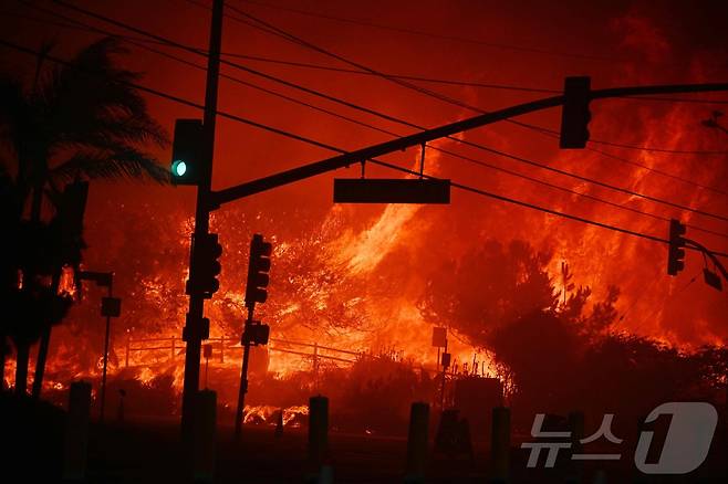 7일 (현지시간) 팰리세이즈 산불이 발생한 캘리포니아주 로스앤젤레스 인근의 퍼시픽팰리세이즈에 있는 태평양 연안 고속도로가 불길에 휩싸인 모습이 보인다. 2025.01.08 ⓒ AFP=뉴스1 ⓒ News1 우동명 기자