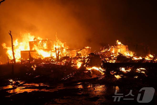 7일(현지시간) 미국 캘리포니아주 패서디나에서 발생한 이튼 산불로 인해 건물들이 불타고 있다. 2025.01.07 ⓒ 로이터=뉴스1 ⓒ News1 김지완 기자