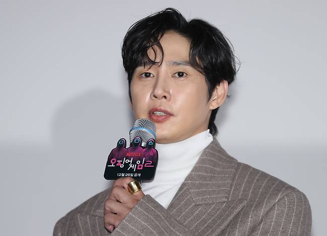 배우 박성훈이 지난달 9일 오전 서울 중구 동대문디자인플라자에서 열린 넷플릭스 시리즈 '오징어 게임 시즌2' 제작발표회에서 인사말을 하고 있다. /연합뉴스