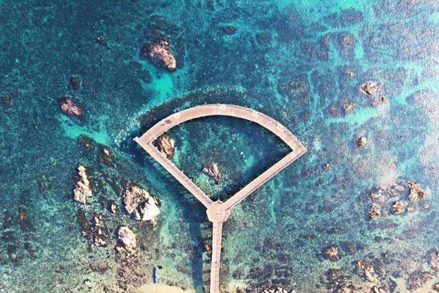 영덕블루로드의 바다색은 세상의 모든 푸른색을 버무린 듯 찬란하다. 삼사해상산책로 바다가 보석을 뿌려놓은 것처럼 영롱하다.