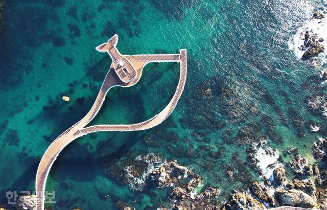 대진항에 고래 형상의 해상산책로가 조성돼 있다. 주변 물빛이 보석처럼 찬란하다.