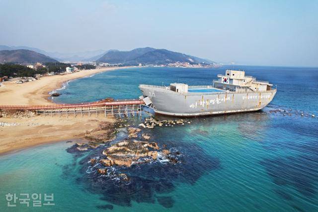 장사해수욕장의 장사상륙작전 전승기념관. 전시 시설 교체로 6월까지 휴관 중이다.