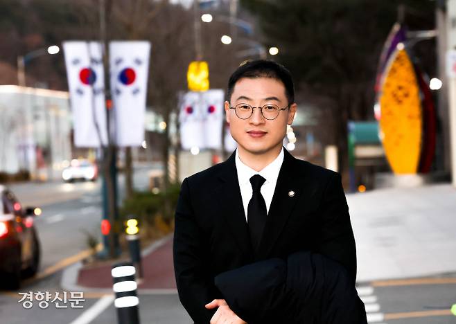 12·3 비상계엄 이후 당의 온갖 회유와 압박에도 ‘대통령 탄핵’을 외쳐온 김상욱 국민의힘 의원은 “12·3 내란을 일으킨 사람이 대통령이고, 국민의힘은 여당으로서 원죄가 있는데, 갈 길 먼 당의 모습에 많이 답답하고 참담하다”고 말했다. 지난 2일 김 의원이 지역구인 울산 남구의 한 거리에서 경향신문과 인터뷰하기 앞서 포즈를 취하고 있다. 정지윤 선임기자
