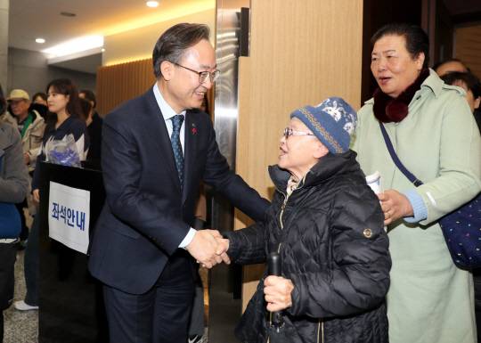 유성훈(왼쪽) 서울 금천구청장이 행사장에서 주민들과 인사를 나누고 있다. 금천구청 제공