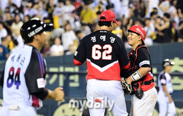 2024년 8월 16일 서울 잠실구장에서 '2024 신한 SOL Bank KBO리그, KIA 타이거즈와 LG 트윈스의 경기가 열렸다. KIA 정해영과 한승택이 3-2로 승리한 뒤 기뻐하고 있다./마이데일리