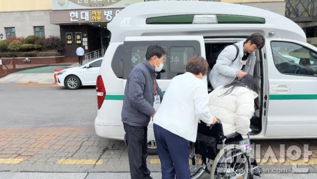 ▲산모의 안전한 이송을 돕고 있는 순천시보건소 의료진ⓒ순천시