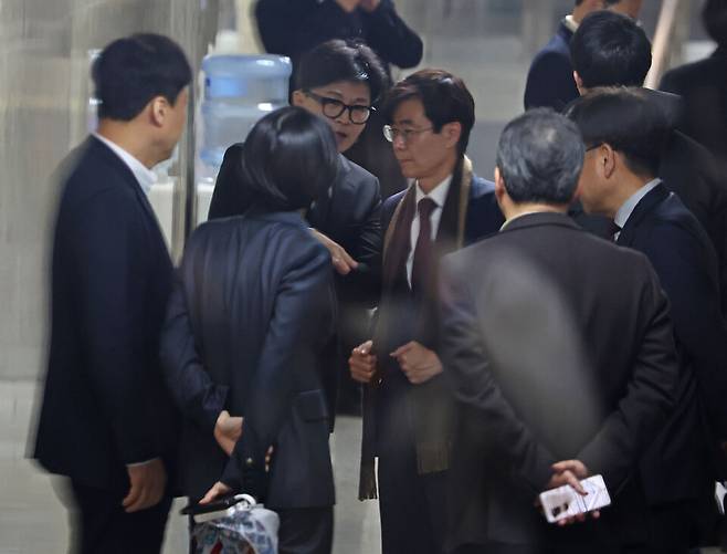 지난해 12월7일 당시 한동훈 국민의힘 대표와 이야기 나누고 있는 조경태 의원 ⓒ연합뉴스