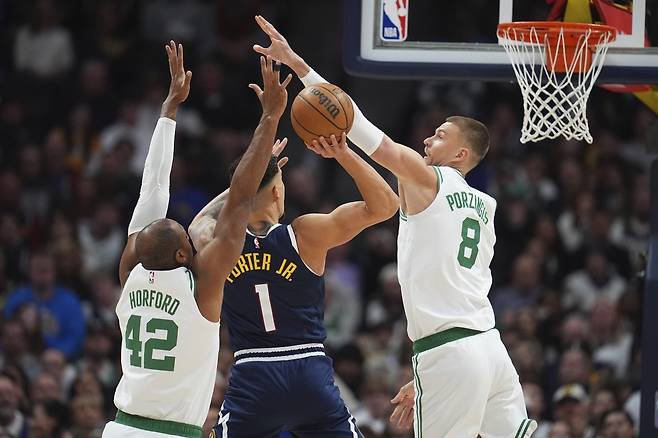 보스턴 알 호포드(왼쪽)와 크리스탑스 포르징기스(오른쪽)가 8일(한국시간) 볼 아레나에서 열린 덴버와 원정경기 도중 마이클 포터 주니어의 슛을 막고 있다. 보스턴이 베스트5의 파워를 앞세워 승리했다. 덴버(미 콜로라도주)|AP뉴시스