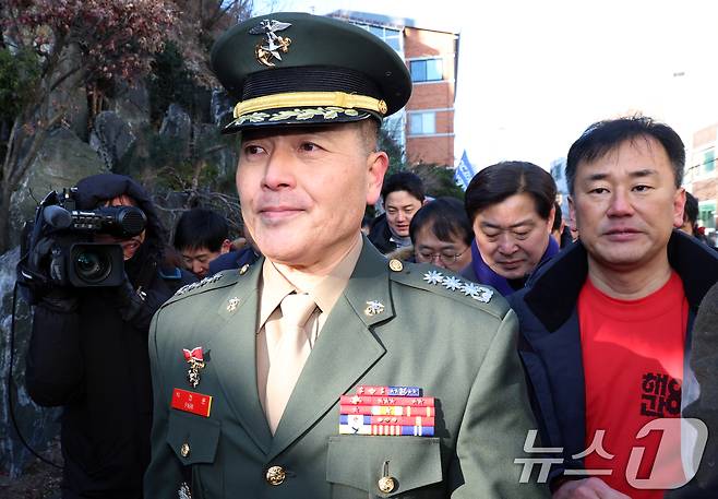 채 상병 순직 사건과 관련해 항명 및 상관명예훼손 혐의로 기소된 박정훈 전 해병대 수사단장(대령)이 9일 오전 서울 용산구 중앙지역군사법원에서 열린 1심 선고공판에 출석하고 있다. 2025.1.9/뉴스1 ⓒ News1 김명섭 기자