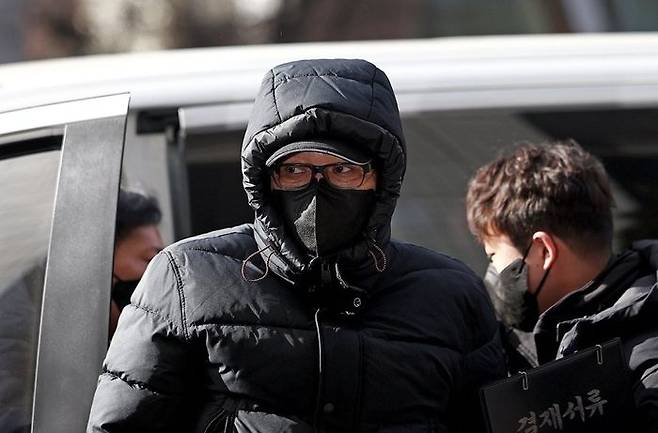 2018년 지방선거 당시 공천을 받게 해주겠다며 거액을 수수한 혐의를 받는 무속인 '건진법사' 전성배씨가 9일 오후 서울 양천구 서울남부지방법원에서 열린 구속 전 피의자 심문(영장실질심사)에 출석하고 있다.ⓒ연합뉴스