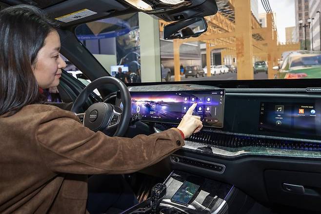 8일(현지시간) 삼성전자 자회사 하만이 'CES 2025'에서 새롭게 선보인 차량용 앱 스토어 '레디 링크 마켓플레이스(Ready Link Marketplace)'를 관람객이 체험하고 있다. 하만 제공