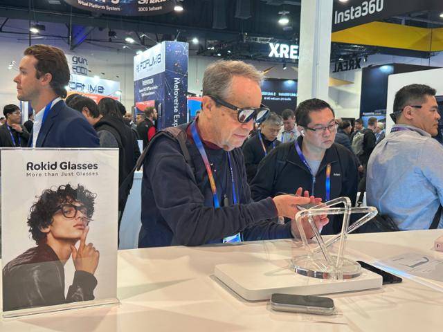 8일 미국 네바다주 라스베이거스 컨벤션센터 센트럴홀에 마련된 확장현실 기기 제조사 로키드의 부스에서 한 참관객이 로키드의 AR 스페셜을 체험하고 있다. 라스베이거스=이서희 특파원