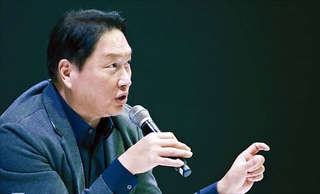 최태원 SK그룹 회장이 8일(현지시간) ‘CES 2025’에서 열린 기자간담회에서 질문에 답하고 있다. /SK 제공