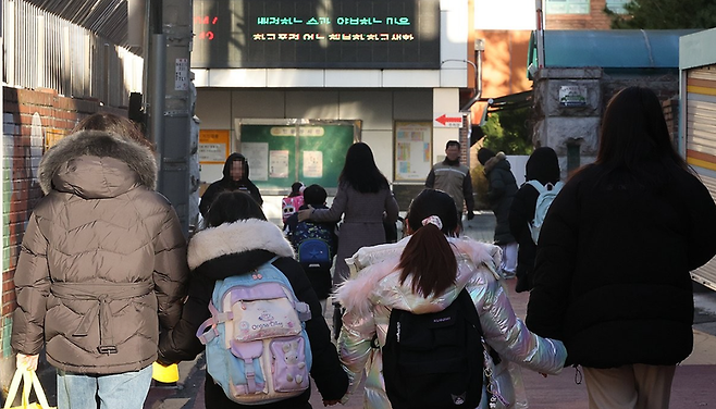 등교하는 초등학생들 / 사진=연합뉴스