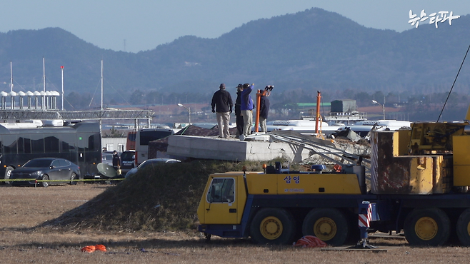 무안국제공항 활주로 내 참사 현장. 참사의 주된 원인으로 지목되는 콘크리트 둔덕과 로컬라이저가 보인다.