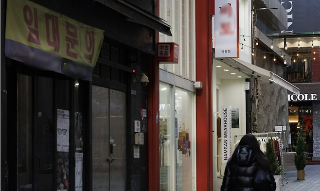 정국의 불안으로 올해 한국의 경제 성장에 대한 예측이 1% 후반으로 예측된다. 사진은 7일 서울 중구 명동 중심의 상점이 임대 안내를 붙이고 비어 있는 모습. 연합뉴스
