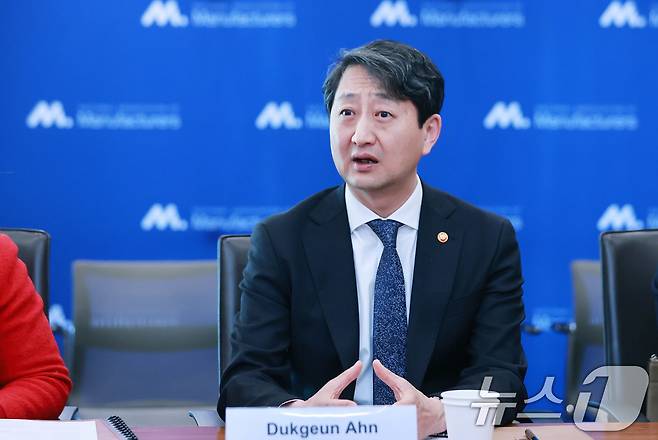 안덕근 산업통상자원부 장관이 9일(현지시간) 미국 워싱턴 D.C 전미제조자협회 회의실에서 열린 '전미제조자협회(NAM) 라운드테이블 회의'에서 인사말을 하고 있다. (산업통상자원부 제공) 2025.1.10/뉴스1