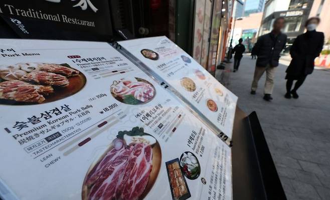 서울 시내 한 식당 입구에 메뉴가 표시돼 있다.ⓒ뉴시스