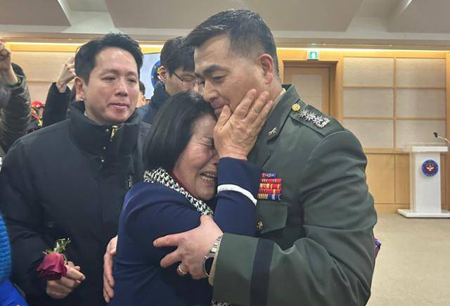 해병대 채상병 순직사건과 관련해 항명 및 상관명예훼손 혐의로 기소된 박정훈 전 해병대 수사단장(대령)이 9일 오전 서울 용산 중앙지역군사법원에서 열린 1심 선고공판에서 무죄를 선고받은 뒤 모친 김봉순 여사로부터 축하를 받고 있다. 뉴시스