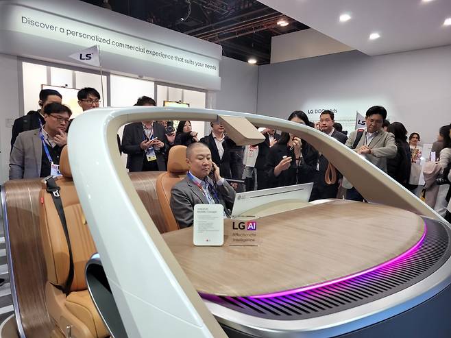 구자은 LS 회장이 9일(현지시간) 미국 라스베이거스에서 열리고 있는 CES 2025에서 LG전자 부스를 둘러보고 있다. 라스베이거스=김채연 기자