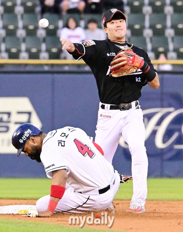 2024년 5월 10일 서울 잠실야구장에서 진행된 '2024 신한 SOL 뱅크 KBO 리그' KT-두산의 경기. KT 천성호가 2회말 무사 1루에서 김기연의 땅볼 때 병살플레이를 시키고 있다./마이데일리