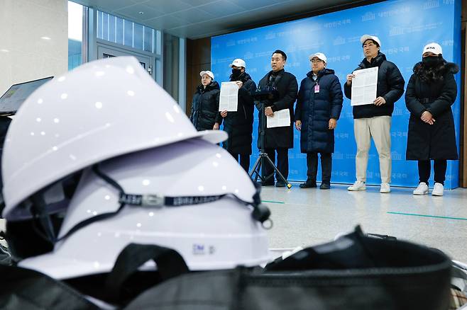 김정현 반공청년단 단장과 단원들이 지난 9일 서울 여의도 국회 소통관에서 반공청년단 출범 기자회견을 한 뒤 취재진 질의에 답하고 있다./뉴스1