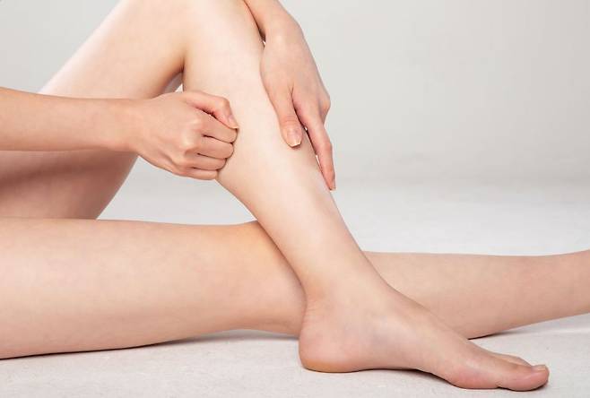 종아리 마사지법에는 ▲손바닥으로 아킬레스건부터 무릎 뒤쪽까지 쓸기 ▲종아리 안쪽을 엄지손가락으로 누르기 ▲아킬레스건과 무릎 뒤쪽의 중간 부분을 누르기 ▲종아리 바깥쪽 누르기가 있다./사진=게티이미지뱅크
