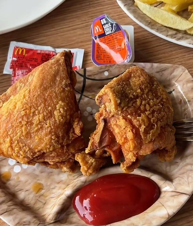 평양 한 식당에서 포착된 치킨과 맥도널드 소스. 사진=중국 샤오홍슈 캡처